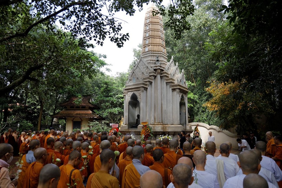 Dâng hương, hoa trước bảo tháp của Đại lão Hòa thượng Hộ Tông trong khuôn viên chùa Bửu Long