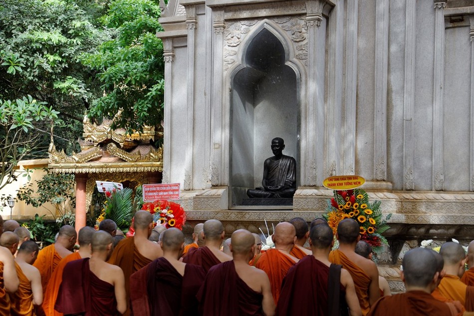 Nhất tâm cầu nguyện trước bảo tháp của cố Đại lão Hòa thượng Hộ Tông