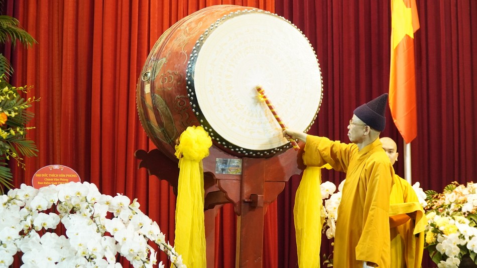 Hòa thượng Thích Thanh Quyết đánh trống khai giảng năm học mới Hòa thượng Thích Thanh Quyết đánh trống khai giảng năm học mới