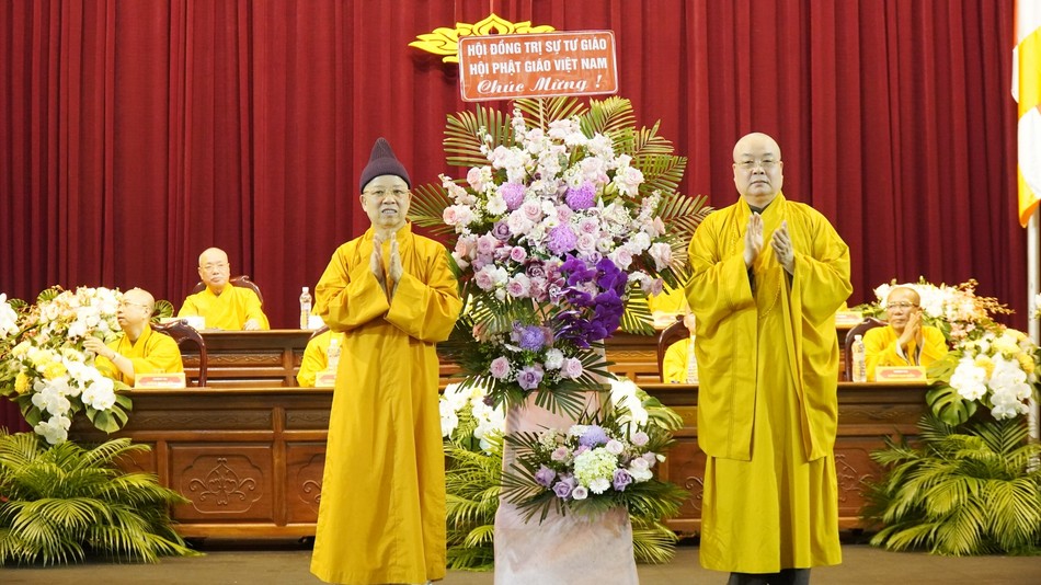 Hòa thượng Thích Thanh Nhiễu tặng hoa chúc mừng Hòa thượng Thích Thanh Nhiễu tặng hoa chúc mừng