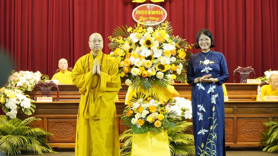 Ủy ban MTTQVN TP.Hà Nội tặng hoa chúc mừng Ủy ban MTTQVN TP.Hà Nội tặng hoa chúc mừng