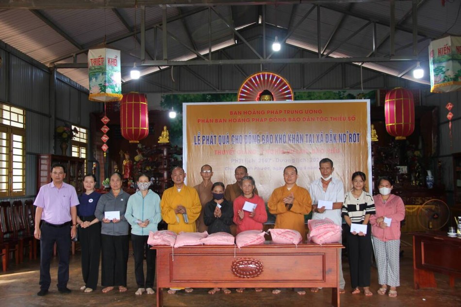 Tặng quà đến đồng bào dân tộc có hoàn cảnh khó khăn