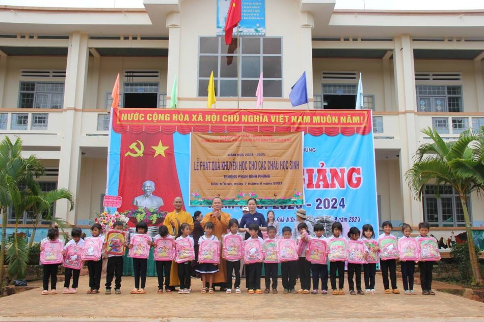 Tặng cặp sách cho các em học sinh Trường Tiểu học Phan Đình Phùng