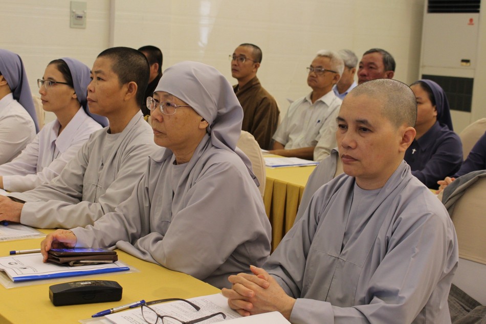 Đại biểu lắng nghe các tham luận được trình bày tại hội nghị Đại biểu lắng nghe các tham luận được trình bày tại hội nghị