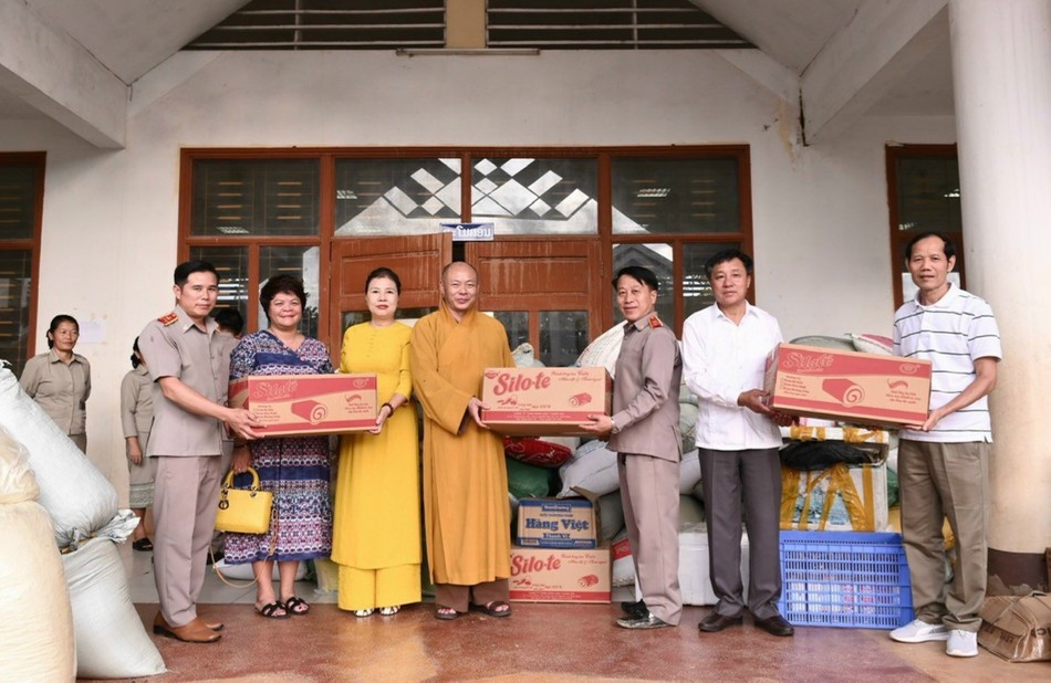 Đoàn trao quà đến lãnh đạo Trường Phổ thông dân tộc nội trú tỉnh Hủa Phăn Đoàn trao quà đến lãnh đạo Trường Phổ thông dân tộc nội trú tỉnh Hủa Phăn