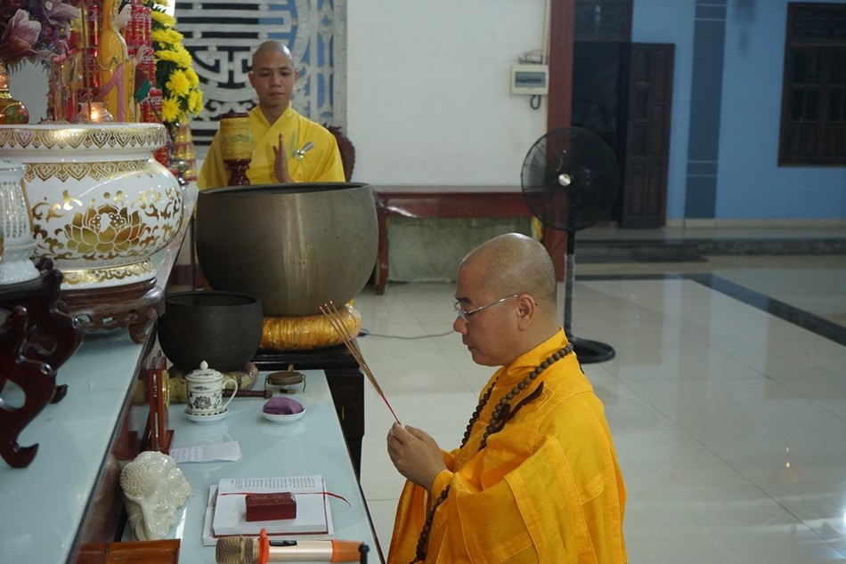 Niêm hương bạch Phật