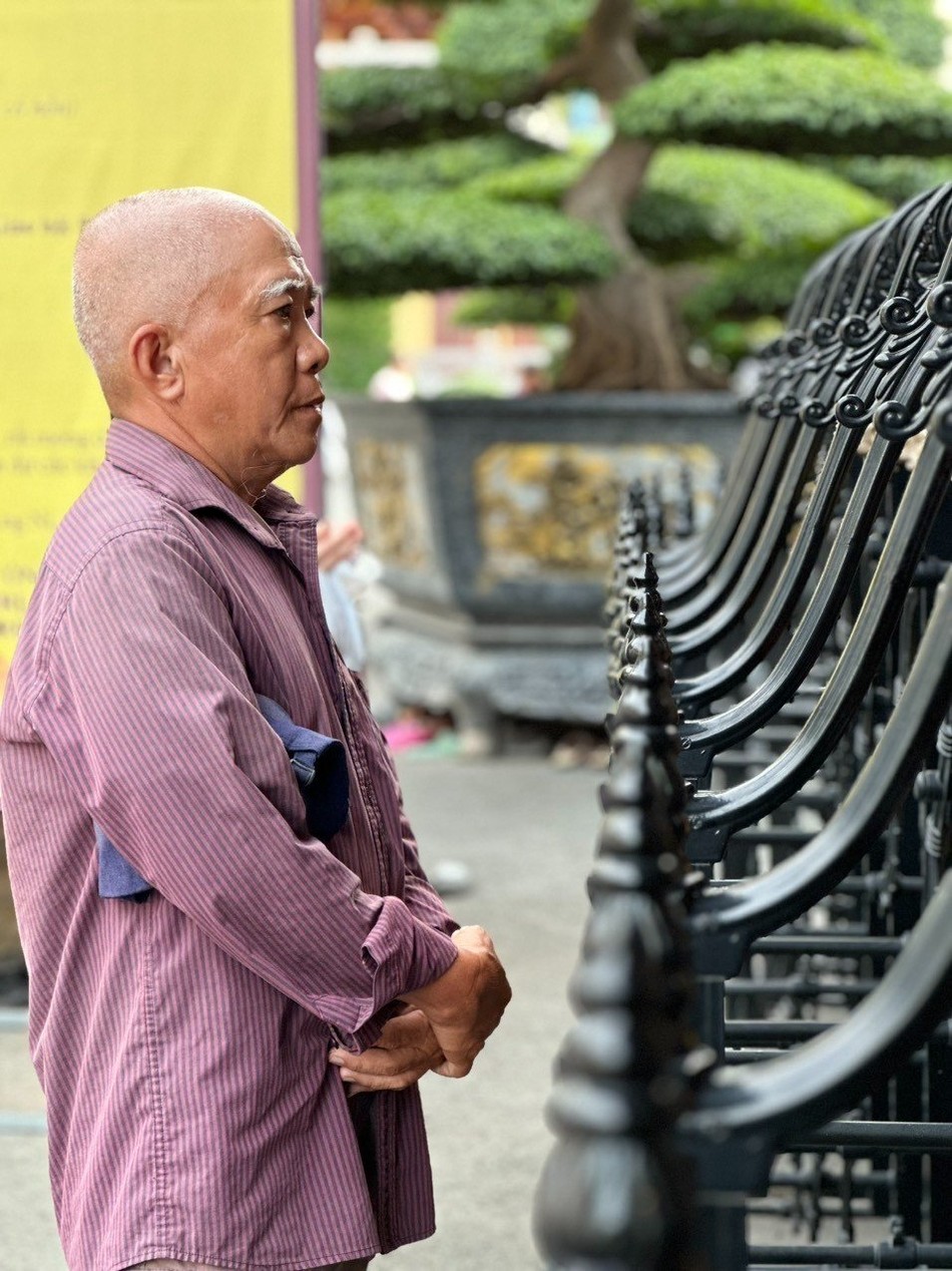 Dù đứng suốt 2 tiếng hơn, chú Nguyễn Văn Tạo vẫn trang nghiêm hướng về đàn tràng Dù đứng suốt 2 tiếng hơn, chú Nguyễn Văn Tạo vẫn trang nghiêm hướng về đàn tràng