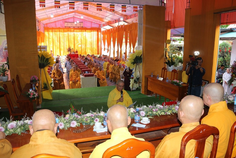Đại đức Thích Nhật Nghiêm dâng lời phát nguyện Đại đức Thích Nhật Nghiêm dâng lời phát nguyện