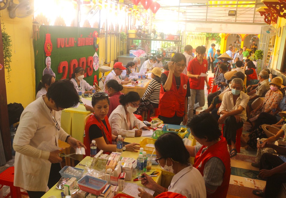 Khám bệnh, phát thuốc miễn phí cho người cao tuổi, người nghèo