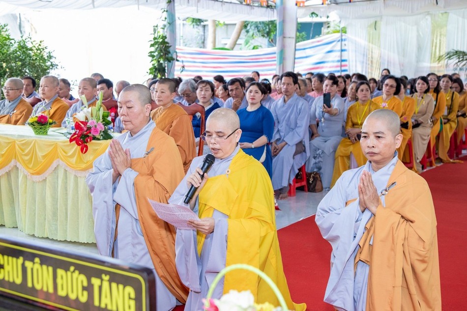 Sư cô Thích nữ Diệu Liên dâng lời phát nguyện Sư cô Thích nữ Diệu Liên dâng lời phát nguyện