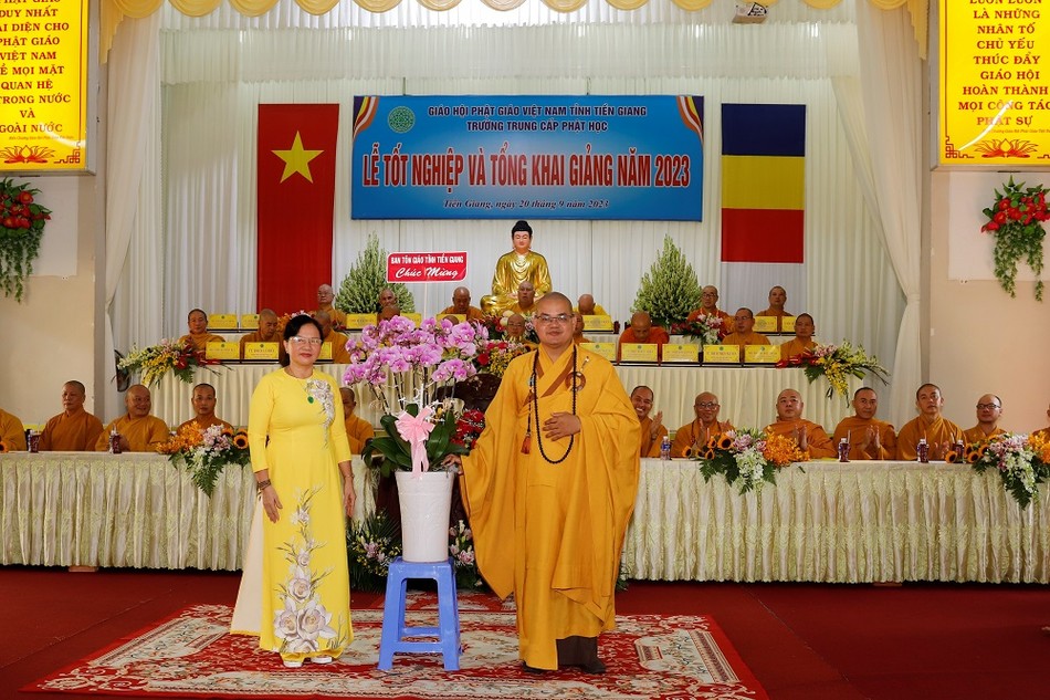 Ban Tôn giáo tỉnh Tiền Giang tặng hoa chúc mừng Ban Tôn giáo tỉnh Tiền Giang tặng hoa chúc mừng