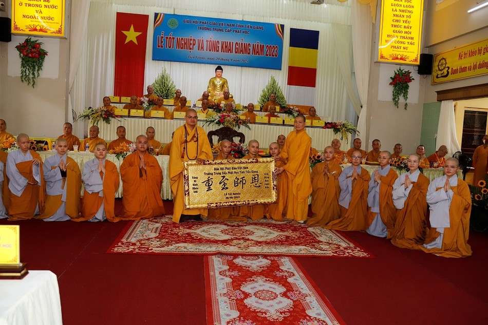 Tăng Ni sinh khóa VIII dâng khánh vàng tri ân Ban Giám hiệu Tăng Ni sinh khóa VIII dâng khánh vàng tri ân Ban Giám hiệu