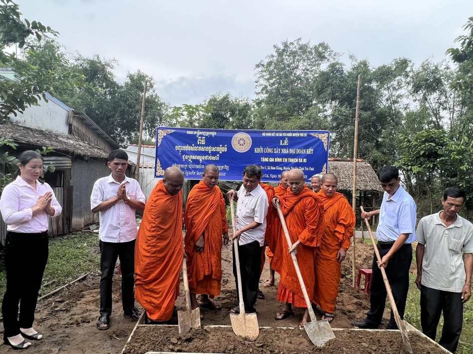 Khởi công xây dựng nhà Đại đoàn kết cho gia đình ông Thạch Sa Ri Khởi công xây dựng nhà Đại đoàn kết cho gia đình ông Thạch Sa Ri