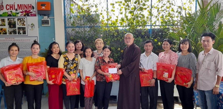 Đại đức Thích Thông Chấn tặng quà đến giáo viên, nhân viên Trường Hy Vọng