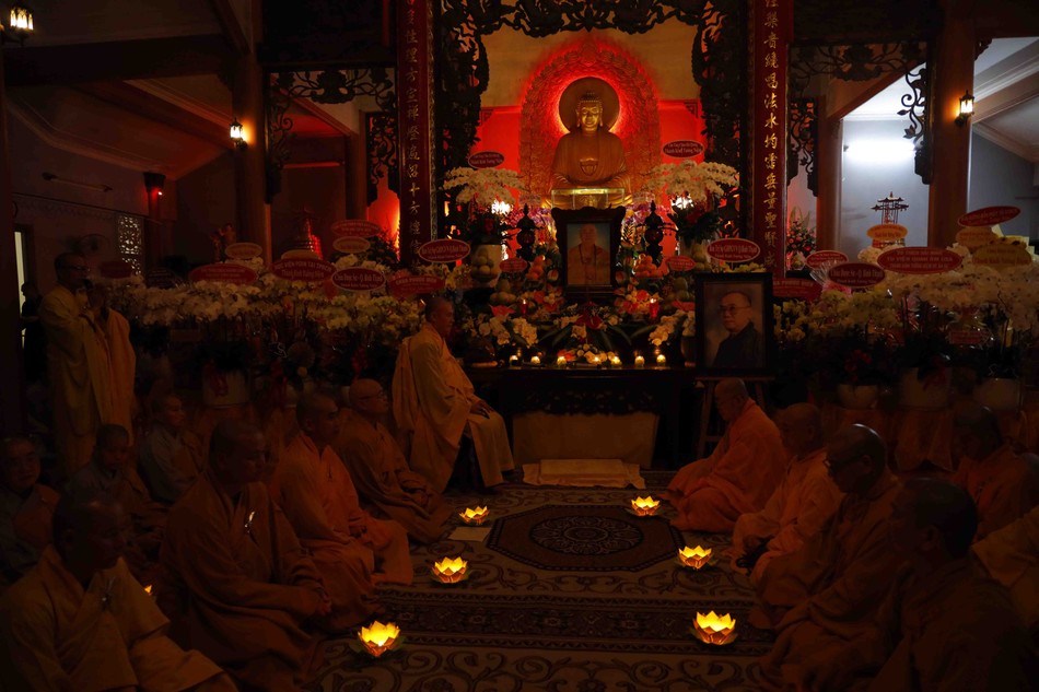 Môn đồ pháp quyến thắp nến tri ân