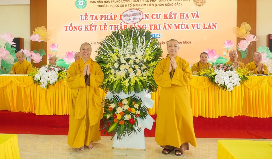 Thượng tọa Thích Minh Quang tặng hoa chúc mừng Thượng tọa Thích Minh Quang tặng hoa chúc mừng