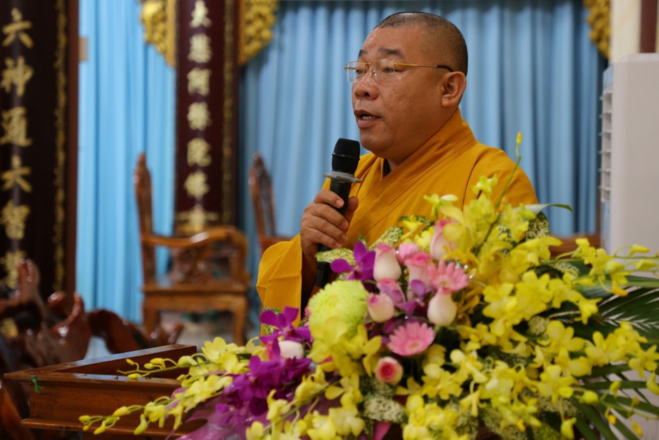 Thượng tọa Thích Pháp Huệ phát biểu tri ân các giảng viên Thượng tọa Thích Pháp Huệ phát biểu tri ân các giảng viên
