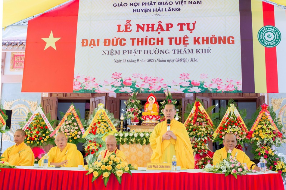 Đại đức Thích Từ Nguyện ban huấn từ