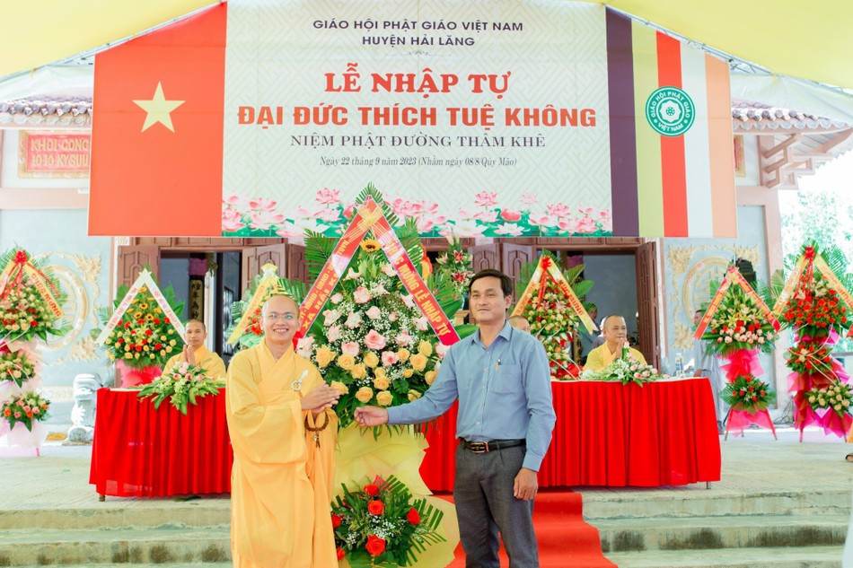 Đại diện lãnh đạo chính quyền X.Hải Khê tặng hoa chúc mừng