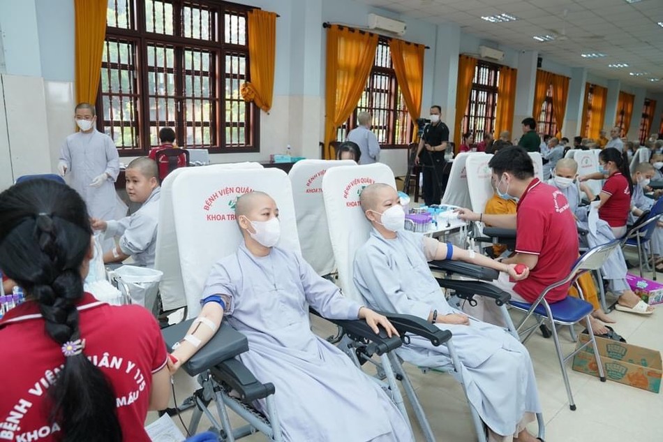 Ni sinh tham gia hiến máu cứu người Ni sinh tham gia hiến máu cứu người