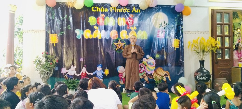 Sư chú Nhuận Minh đọc thư chúc mừng Tết Trung thu của chùa Phước Ân gửi đến các em thiếu nhi Sư chú Nhuận Minh đọc thư chúc mừng Tết Trung thu của chùa Phước Ân gửi đến các em thiếu nhi