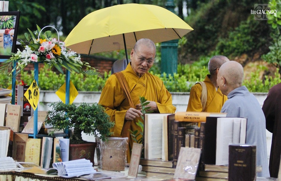 Hòa thượng Viện trưởng cùng chư tôn đức Tăng Ni tham quan không gian trưng bày sách