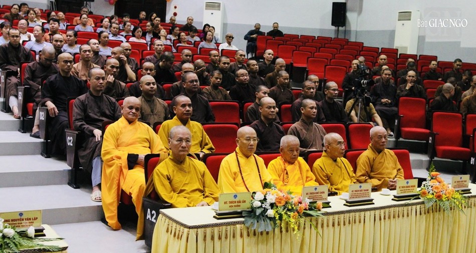 Chư tôn đức chứng minh lễ khai giảng