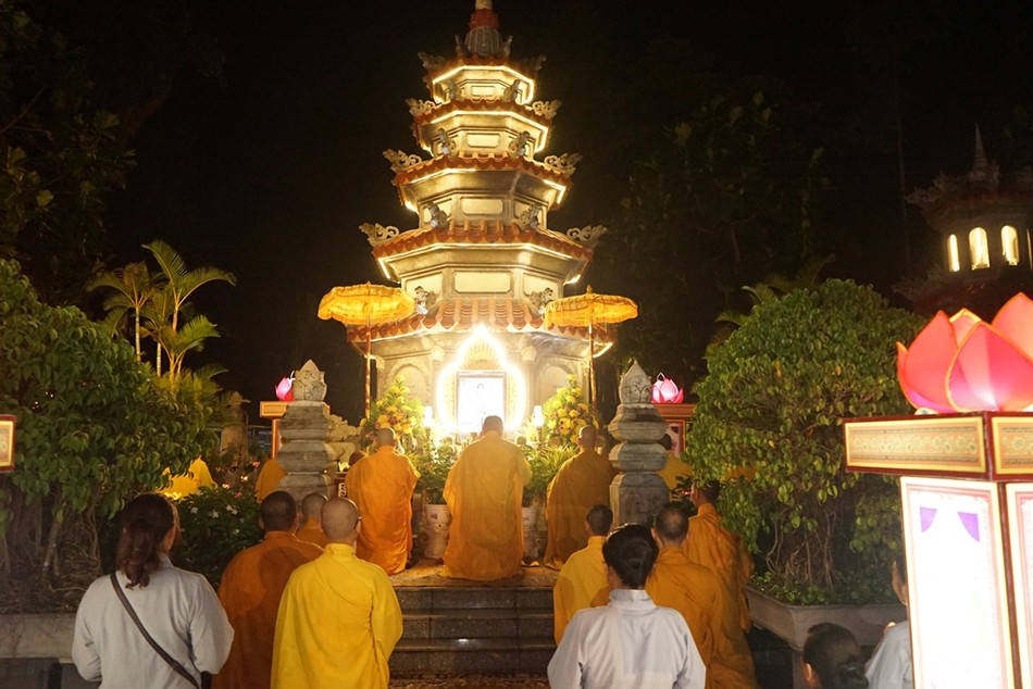 Bảo tháp cố Hòa thượng Thích Huệ Hướng trong khuôn viên chùa Huệ Quang Bảo tháp cố Hòa thượng Thích Huệ Hướng trong khuôn viên chùa Huệ Quang