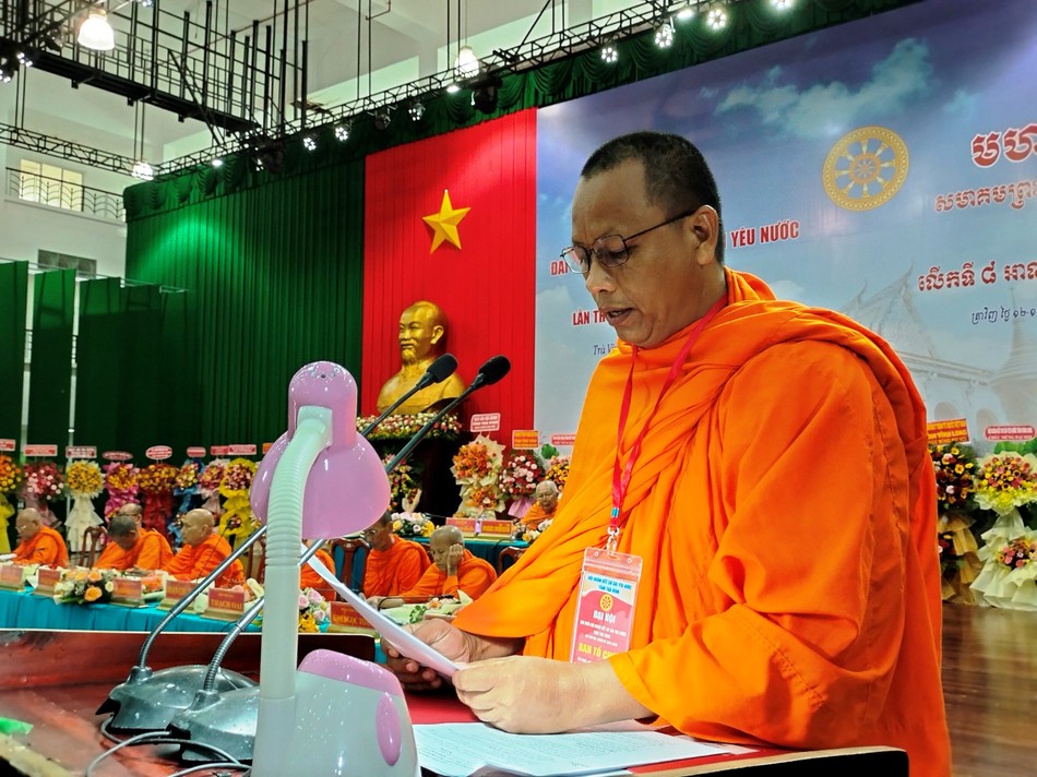 Đại đức Thạch Đa Ra đọc dự thảo báo cáo tổng kết