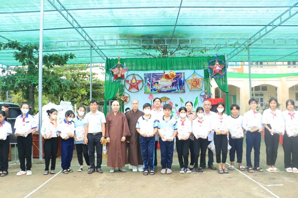 Chùa Phước Long tặng quà đến các em học sinh nhân dịp Tết Trung thu Chùa Phước Long tặng quà đến các em học sinh nhân dịp Tết Trung thu