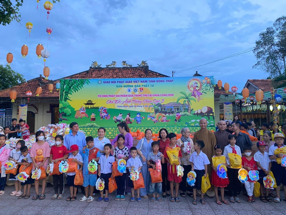 Các em tham dự và nhận quà trung thu tại chương trình "Ánh trăng chùa quê" Các em tham dự và nhận quà trung thu tại chương trình "Ánh trăng chùa quê"