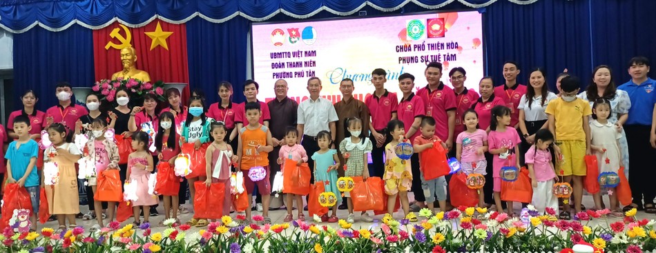 Chùa Phổ Thiện Hòa và nhóm Phụng sự Tuệ Tâm trao quà trung thu cho các em Chùa Phổ Thiện Hòa và nhóm Phụng sự Tuệ Tâm trao quà trung thu cho các em