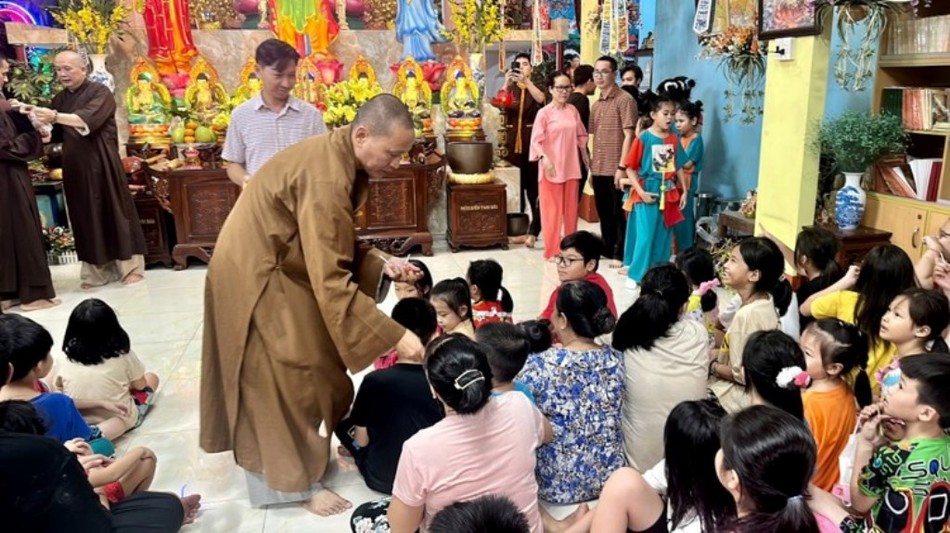 Thượng tọa Thích Minh Quang, trụ trì chùa Pháp Hoa trao quà trung thu cho các em