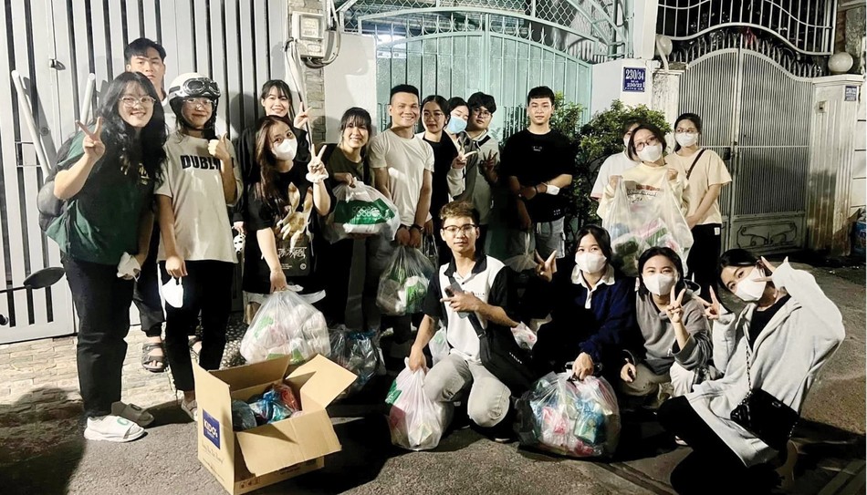 Nhóm Thiện Tâm do giảng viên trẻ Hoàng Viết Hiền đứng đầu, quy tụ các bạn sinh viên tham gia tình nguyện, gieo yêu thương cho cuộc sống và nuôi dưỡng lòng từ nơi các bạn - Ảnh: NVCC Nhóm Thiện Tâm do giảng viên trẻ Hoàng Viết Hiền đứng đầu, quy tụ các bạn sinh viên tham gia tình nguyện, gieo yêu thương cho cuộc sống và nuôi dưỡng lòng từ nơi các bạn - Ảnh: NVCC