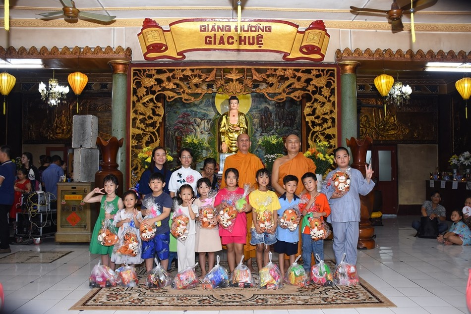 Các em nhận quà từ chư Tăng tịnh xá Lộc Uyển