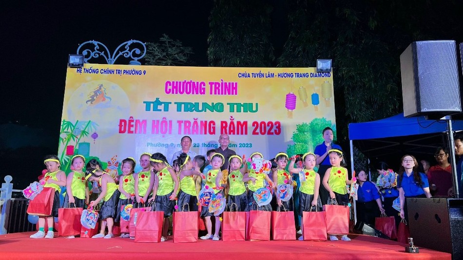 Hòa thượng Thích Thiện Nghĩa, trụ trì chùa Tuyền Lâm tặng quà các em thiếu nhi trong chương trình Đêm hội Trăng rằm