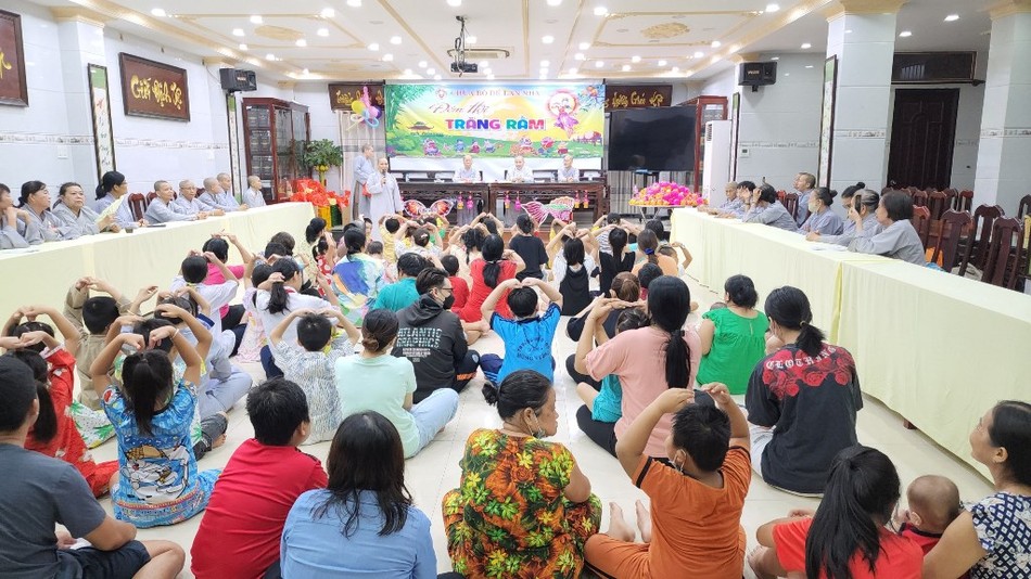 Các em thiếu nhi về chùa Bồ Đề Lan Nhã vui trung thu