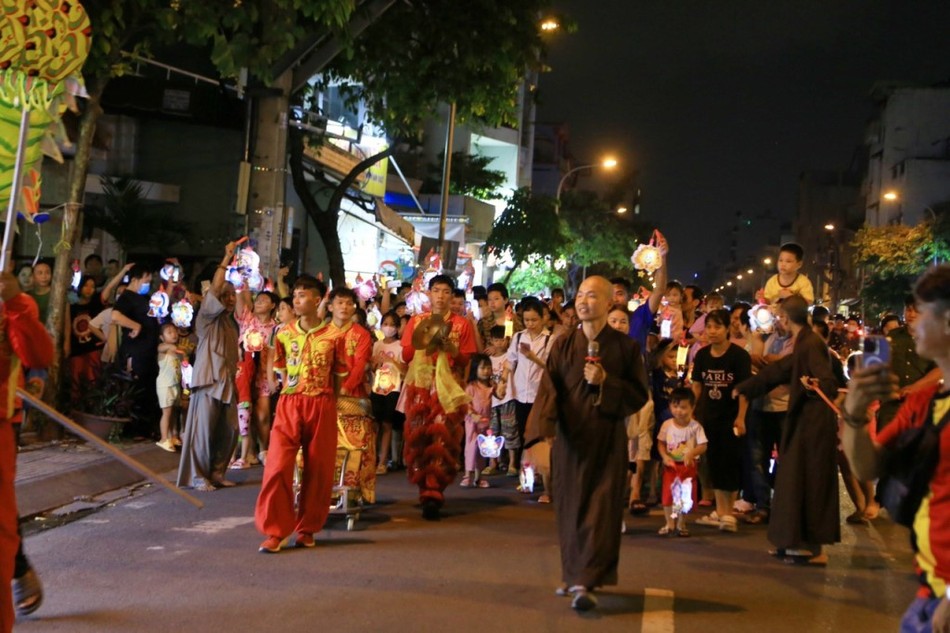 Đại đức Thích Minh Thạnh, trụ trì chùa Thiên Khánh hướng dẫn các em cộ đèn trung thu