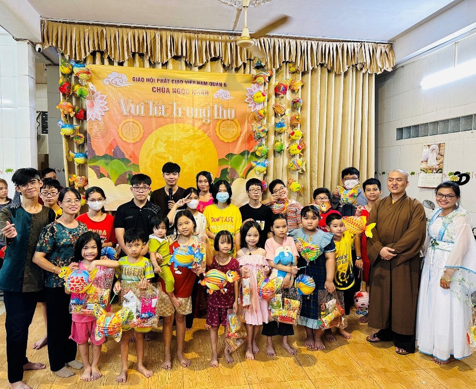Đại đức Thích Huệ Châu, trụ trì chùa Ngọc Nhân trao lồng đèn trung thu cho các em