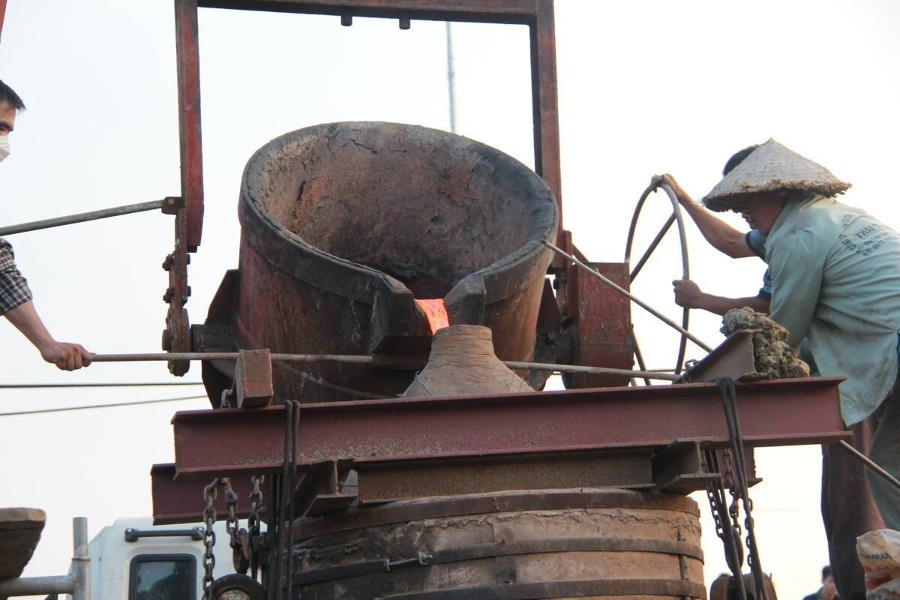 Rót đồng đúc đại hồng chung chùa Huệ Hương