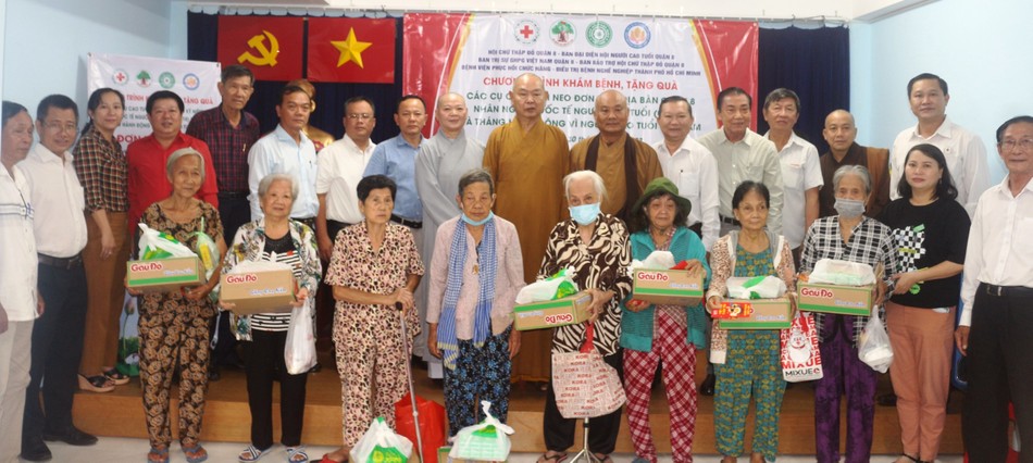 Tặng quà đến người cao tuổi trên địa bàn Q.8, TP.HCM Tặng quà đến người cao tuổi trên địa bàn Q.8, TP.HCM