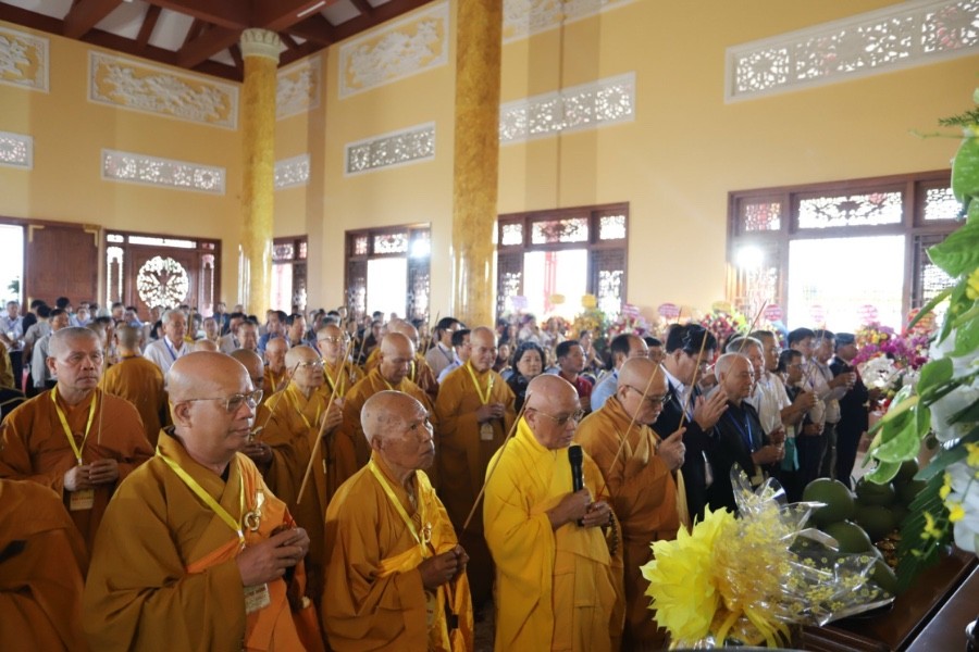 Chư tôn giáo phẩm niêm hương, cử hành nghi thức an vị Phật Chư tôn giáo phẩm niêm hương, cử hành nghi thức an vị Phật