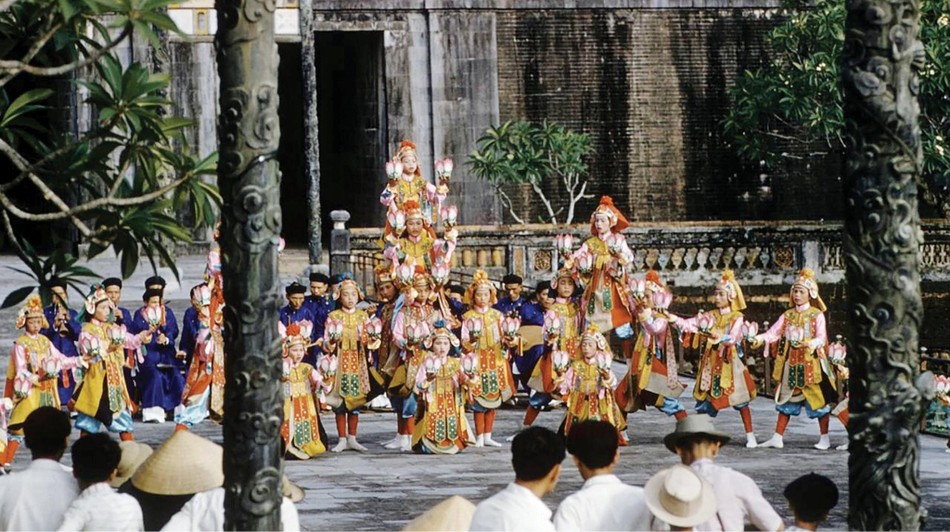 "Lục cúng hoa đăng" được trình diễn trong không gian Hoàng thành Huế vào năm 1961 - Ảnh: John Dominis "Lục cúng hoa đăng" được trình diễn trong không gian Hoàng thành Huế vào năm 1961 - Ảnh: John Dominis