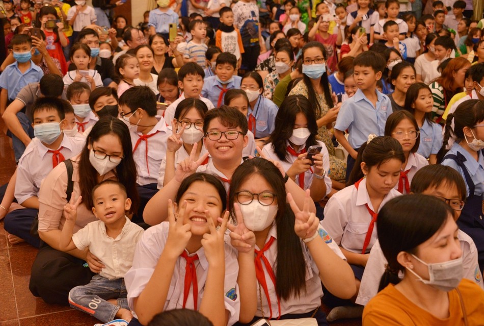 Dù lứa tuổi khách nhau, hoàn cảnh khác nhau nhưng tất cả đều cùng chung một niềm vui đong đầy Dù lứa tuổi khách nhau, hoàn cảnh khác nhau nhưng tất cả đều cùng chung một niềm vui đong đầy