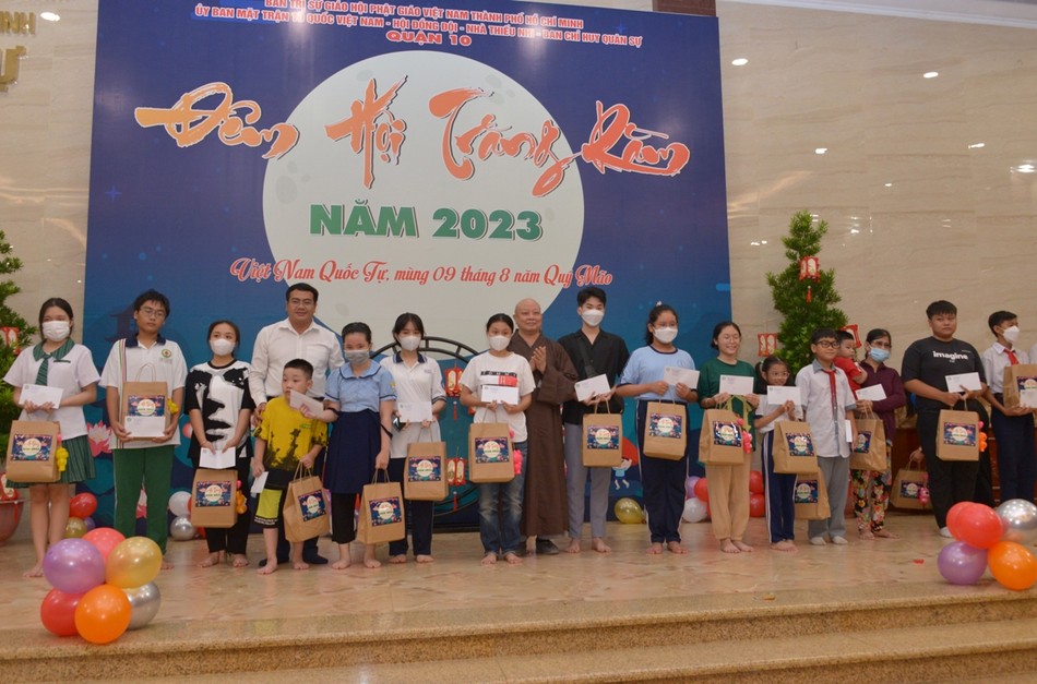 Hòa thượng Thích Lệ Trang, Trưởng ban Trị sự GHPGVN TP.HCM trao quà đến 100 em nhỏ có hoàn cảnh khó khăn, mồ côi cha, mẹ trong đại dịch Covid-19 Hòa thượng Thích Lệ Trang, Trưởng ban Trị sự GHPGVN TP.HCM trao quà đến 100 em nhỏ có hoàn cảnh khó khăn, mồ côi cha, mẹ trong đại dịch Covid-19