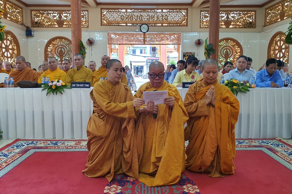 Sư cô Thích nữ Tùng Liên dâng lời phát nguyện