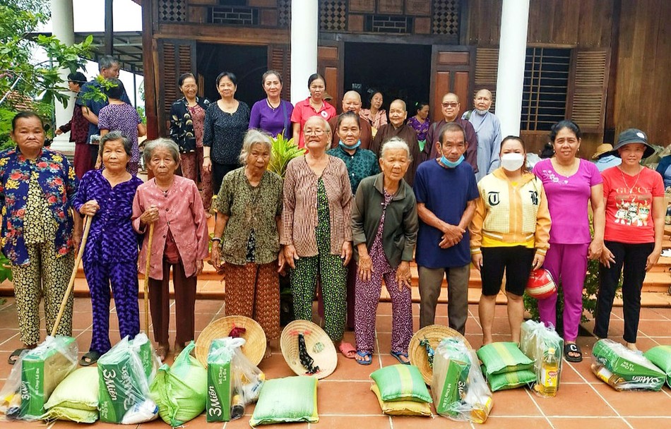 Trao quà đến người già neo đơn, các hộ có hoàn cảnh khó khăn Trao quà đến người già neo đơn, các hộ có hoàn cảnh khó khăn