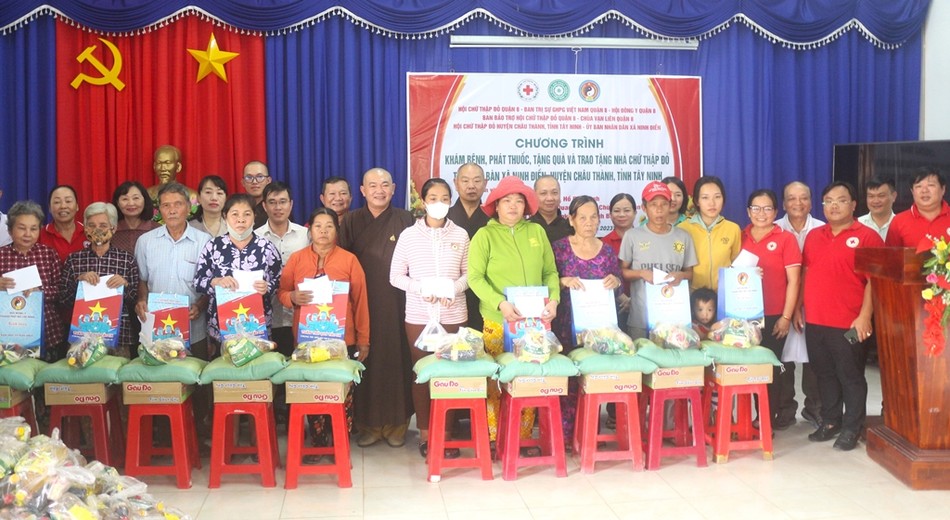 Trao quà đến bà con có hoàn cảnh khó khăn tại X.Ninh Điền, H.Châu Thành, Tây Ninh Trao quà đến bà con có hoàn cảnh khó khăn tại X.Ninh Điền, H.Châu Thành, Tây Ninh