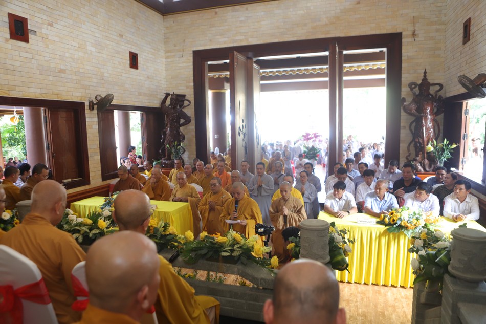 Đại đức Thích Thuận Đức, tân trụ trì chùa Liên Hoa dâng lời phát nguyện