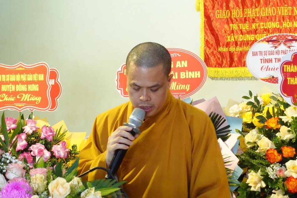 Đại đức Thích Thanh Ân đọc báo cáo